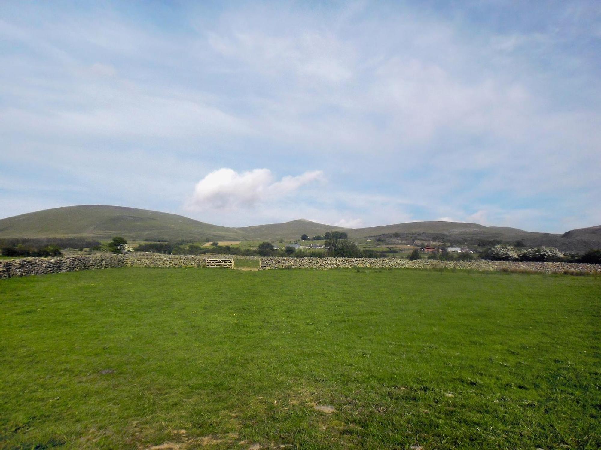 Y Gorlan Villa Llanllechid Luaran gambar
